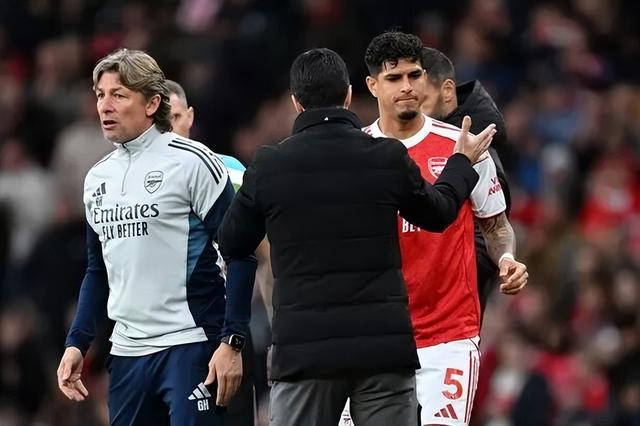 包含阿森纳训练开放日，今夜复出首秀引欢呼，欧冠在即，数据趋势出现新变化的词条