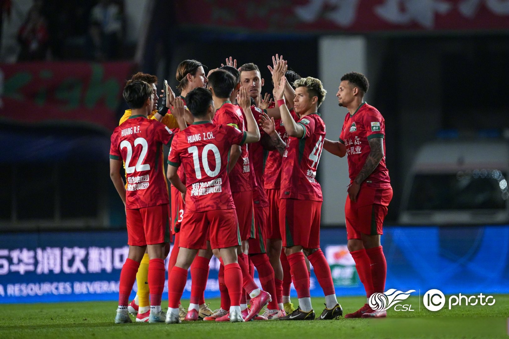西甲今夜走向成谜，广州队止住颓势，媒体盛赞，控场能力受关注 